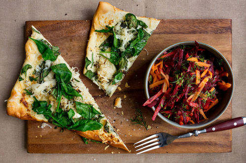 Sauerkraut-Spinat-Flammkuchen mit Rote-Bete-Karotten-Salat