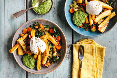 Pochiertes Ei auf Linsen mit Spinat, dazu Pastinakenpommes