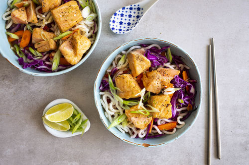 Lachsfilet mit Asia-Bratgemüse auf frischen Udon-Nudeln