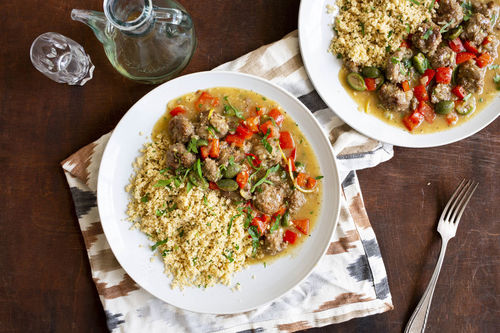 Marokkanische Hackbällchen-Tajine mit Oliven und Zitrone, dazu Couscous
