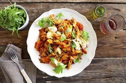 Penne all'arrabbiata mit Artischocken und Mozzarella