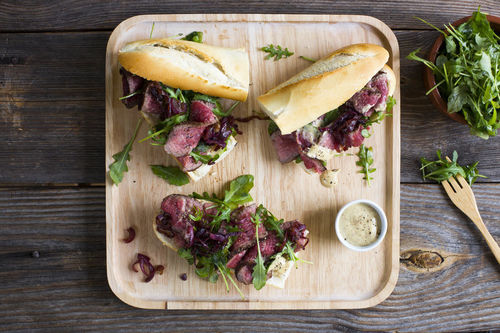 Saftiges Steaksandwich mit karamellisierten Zwiebeln