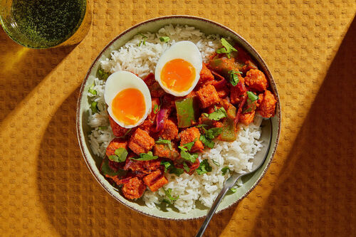 Cashew-Masala mit wachsweichem Ei mit Babymais auf Basmatireis