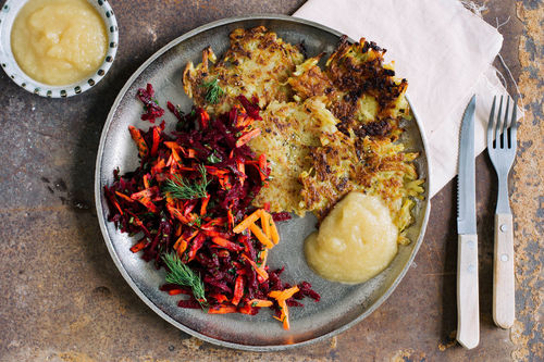 Kartoffelpuffer mit Apfelmus an Rote-Bete-Salat mit Kapern und Dill