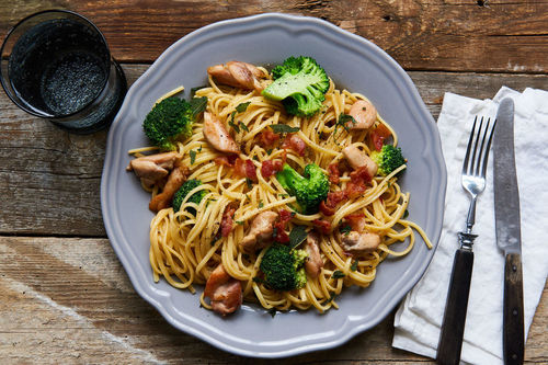 Hähnchen-Pasta alla saltimbocca mit Bacon, Salbei und Brokkoli