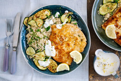 Paniertes Putenschnitzel mit Kräuter-Couscous und Zucchini