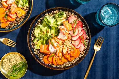 Quinoa-Bowl mit Stremellachs und eingelegtem Gemüse
