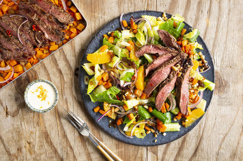 Steakstreifen auf buntem Salat mit Asia-Dressing und Orangen-Mayo-Dip