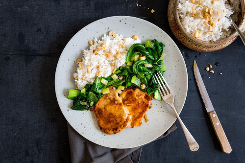 Pikante Schweinesteaks mit Erdnüssen und Pak Choi