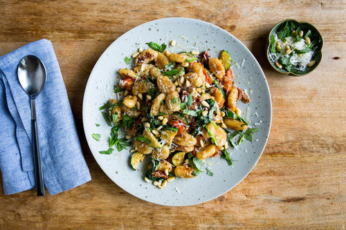 Bunte Gnocchipfanne mit Spinat mit Tomaten, Kapern und Pinienkernen