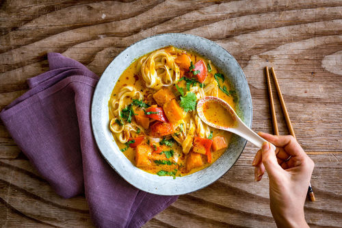 Süßkartoffel-Curry-Suppe mit Kokosmilch und Reisbandnudeln