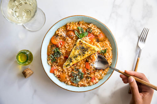 Feiner Kräuter-Feta auf Paprika-Tomaten-Risotto