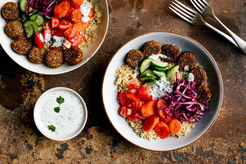 Falafel-Bulgur-Bowl mit Feta mit Karottengemüse, Rotkohl und Joghurt