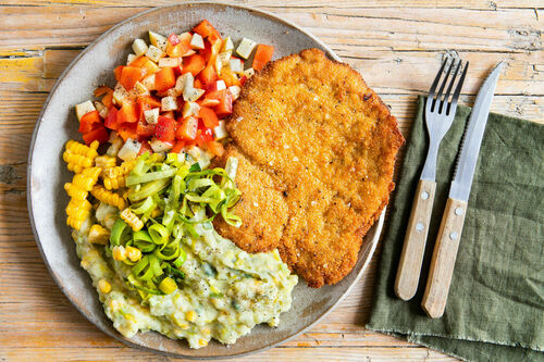 RESHOOT Schnitzel mit Paprika-Apfel-Relish und Kartoffel-Lauch-Stampf mit Mais