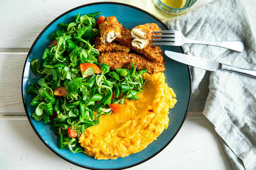 Seehecht mit feiner Käsepanade dazu Karotten-Süßkartoffel-Püree und Salat