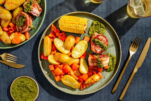 Schweinefilet im Speckmantel mit Chimichurri dazu gebackene Kartoffeln, Paprika und Mais