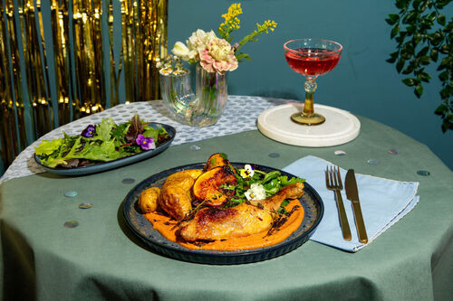 Knusprige Hähnchenkeule an Paprikasauce mit Kartoffeln und Babysalat mit Blüten