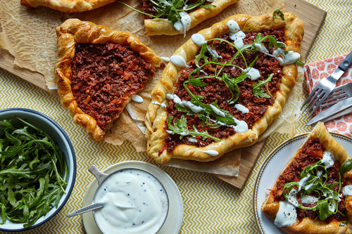 Türkische Pide mit Rinderhack und Rucola-Salat