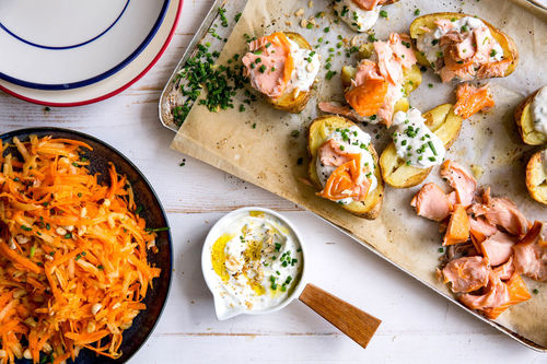 Räucherlachs-Backkartoffeln mit Apfel-Möhren-Salat