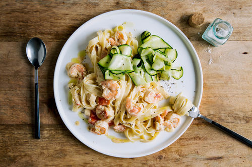 Köstliche Garnelen-Tagliatelle mit cremiger Tomatensauce und Zucchini
