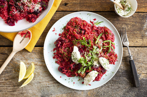 Rote-Bete-Risotto mit Dill dazu Ziegenfrischkäse und Rucola