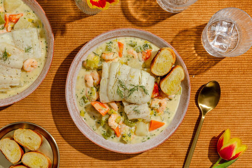 Belgischer Garnelen-Fisch-Eintopf auf Knollensellerie mit Knoblauchbrot