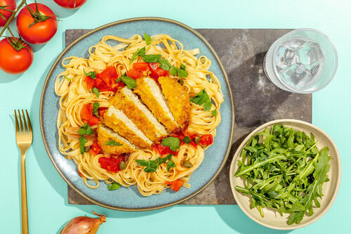 Veganes Schnitzel mit Tomaten-Kapern-Sauce mit Tagliatelle und Rucolasalat