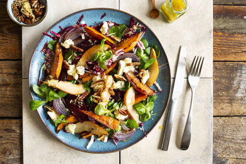 Warmer Herbstsalat mit Birne mit Blauschimmelkäse und Pekannüssen