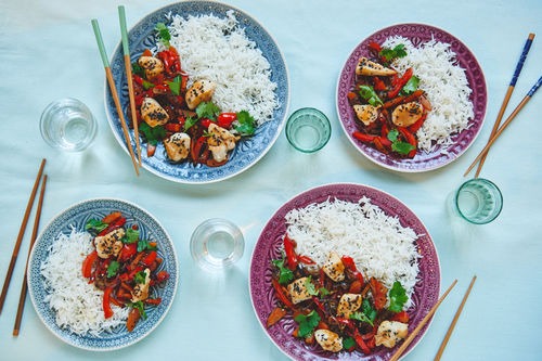 Scharf gebratenes Sesam-Huhn mit Gemüse und Reis