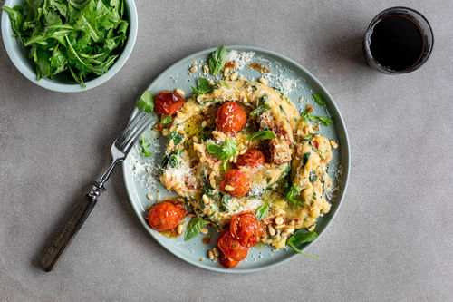 Feiner Kartoffel-Spinat-Stampf mit zweierlei Tomaten und Pinienkernen