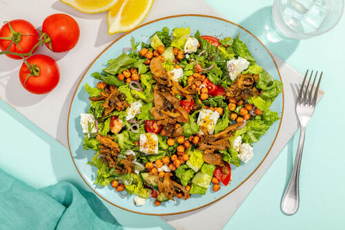 Kichererbsen-Feta-Salat mit Schawarma-Pilzen mit Gurken, Tomaten und Petersilie