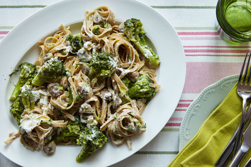 Zitronige Pasta Primavera mit Kapern und Dill