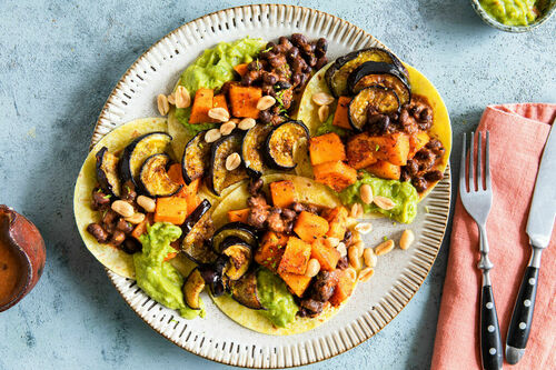 Auberginen-Süßkartoffel-Tacos mit Guacamole und Bohnen in Mole