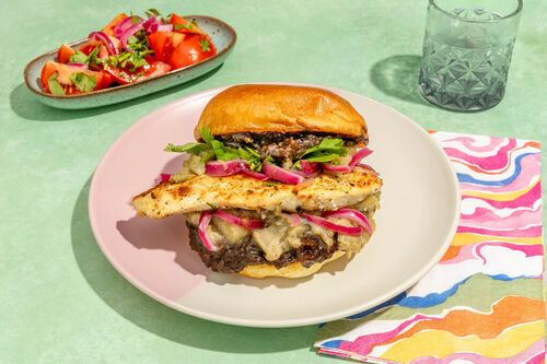 Tandoori-Masala-Burger mit Bio-Hähnchen und Aubergine, dazu Tomaten-Koriander-Salat