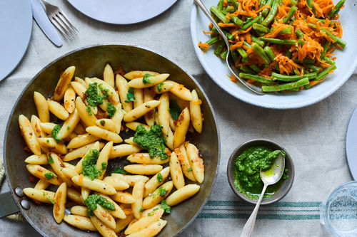Schupfnudeln mit Aprikosen, Kräuter-Pesto und Bohnensalat