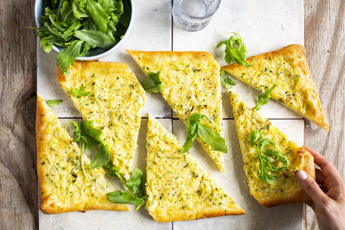 Vegetarischer Zwiebelkuchen mit Thymian, Petersilie und Rucola