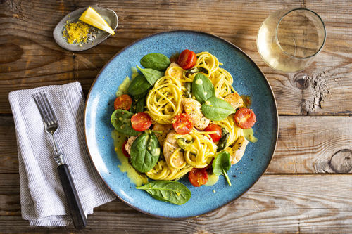 Spaghetti mit zarter Hähnchenbrust in cremiger Safran-Spinat-Sauce