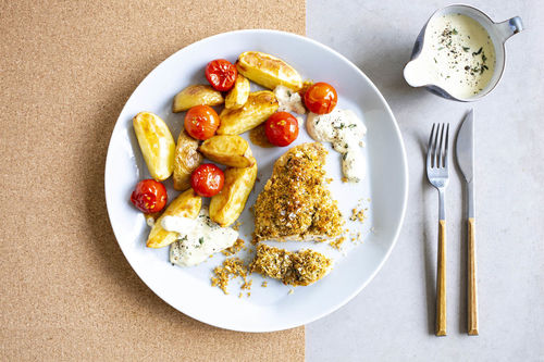 Hähnchen mit Panko-Kruste an Kartoffeln mit cremiger Senfsauce