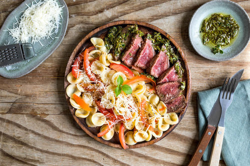 Tranchen vom Rumpsteak mit Kräuteröl und Orecchiette