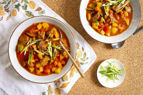 Deftige Gulaschsuppe mit Rind mit Paprika und Kartoffeln