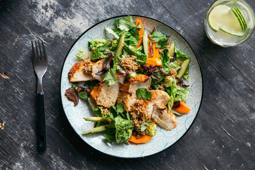 Thailändischer Bio-Hähnchensalat mit Kokos-Limetten-Dressing