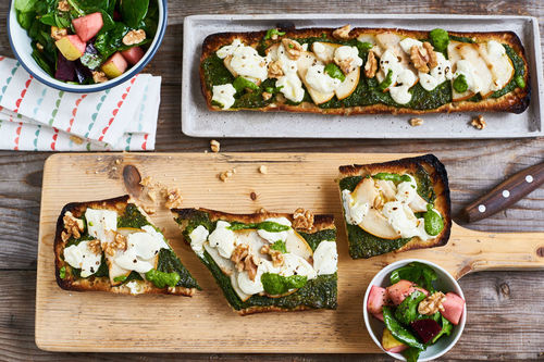 Überbackenes Ziegenkäse-Baguette mit Birne und Pesto, dazu Spinatsalat
