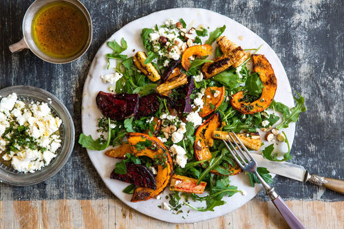Orientalisches Ofengemüse mit Feta und Nüssen auf Rucola