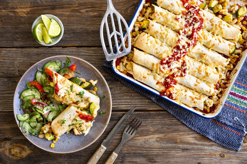 Enchiladas mit Bohnen-Gemüse-Füllung überbacken mit Käse, dazu Gurkensalat