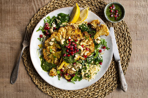 Gerösteter Blumenkohl mit Spinat-Bulgur und Kräutersalsa