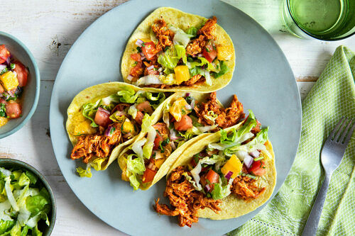 Pulled Chicken Tacos mit Bio-Hähnchen mit Chipotle-Chili und fruchtiger Salsa