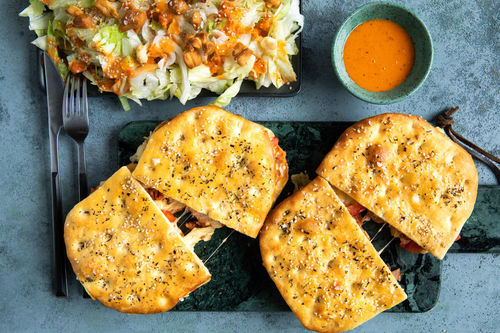 RS Focaccia mit Kimchi und Käse dazu Salat mit süßem Tomaten-Dressing