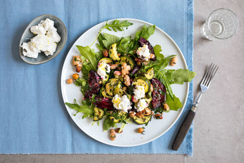 RS Warmer Rote-Bete-Salat mit Ziegenkäse Low Carb mit Zucchini, Bohnen und Rucola