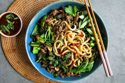 „Dan-Dan“-Nudeln mit Bio-Rinderhack und würzig-pikanter Hoisin-Chili-Sauce