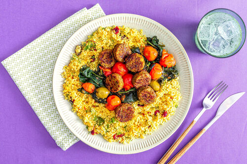 Falafeln auf Safran-Couscous dazu Spinat-Tomaten-Sauce mit Oliven
